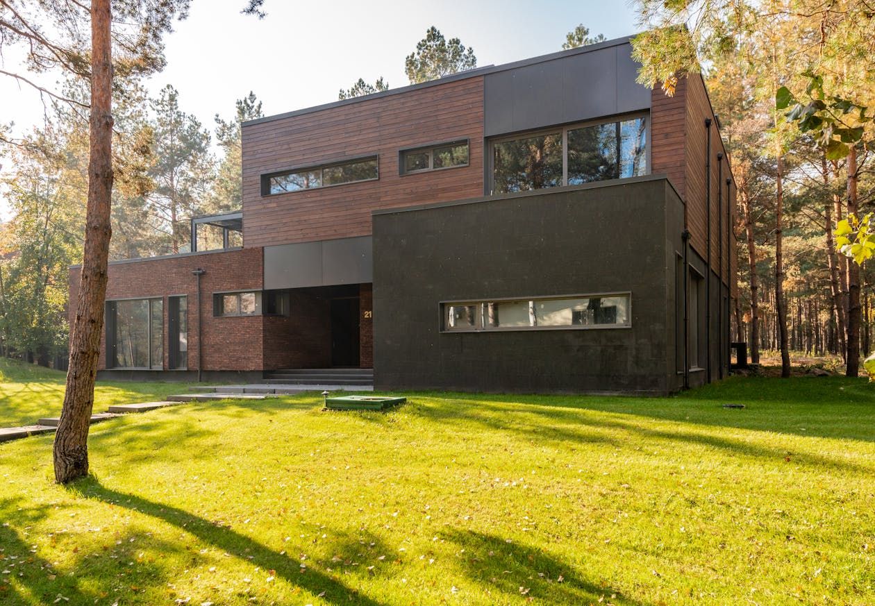 Moderní dům se skleněnými okny a designovou fasádou